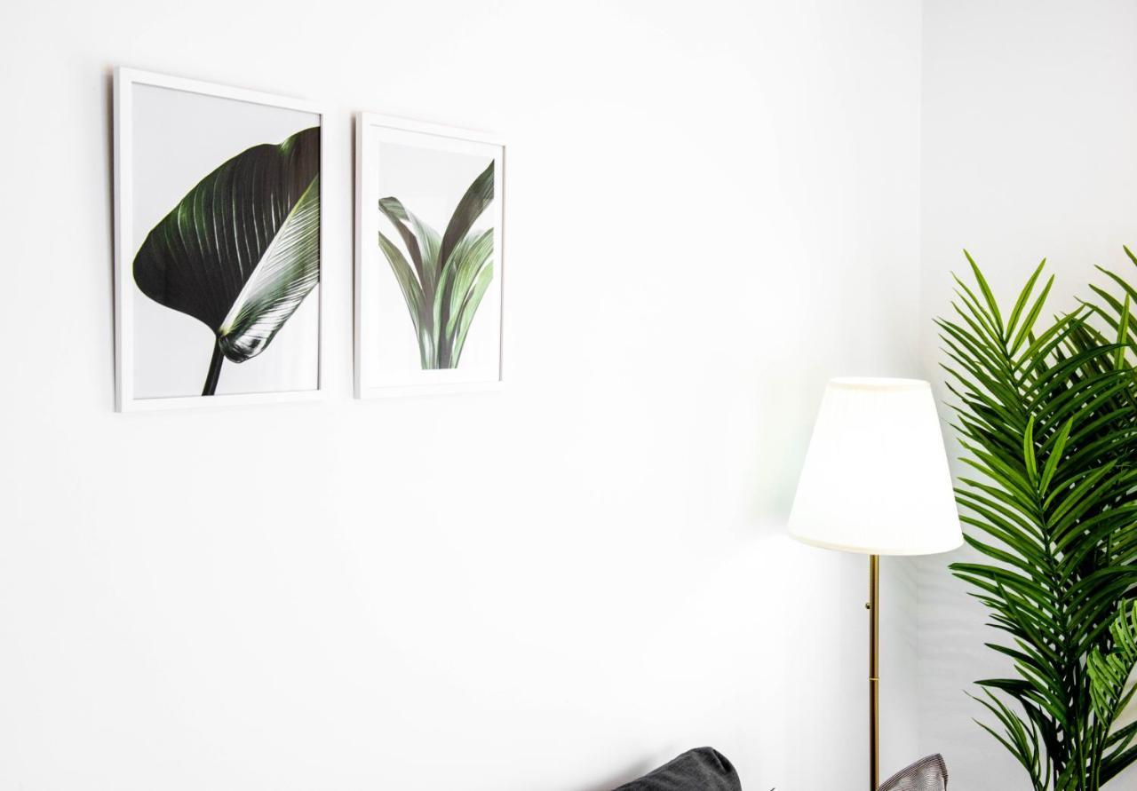 Apartamentos Toboso Plaza Nerja Exterior photo A white wall