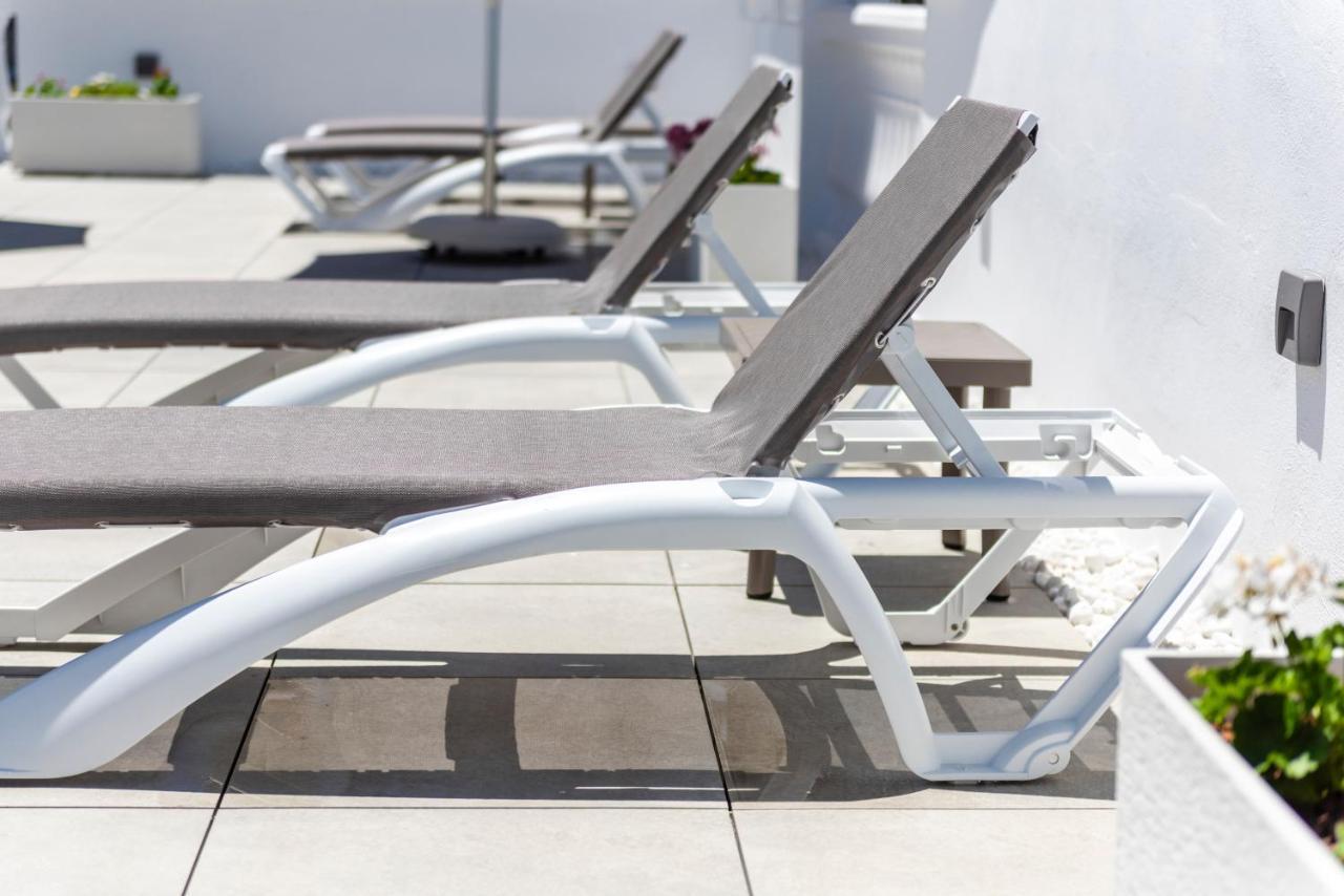 Apartamentos Toboso Plaza Nerja Exterior photo A sunlounger